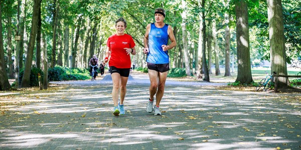 twee lopers in een park